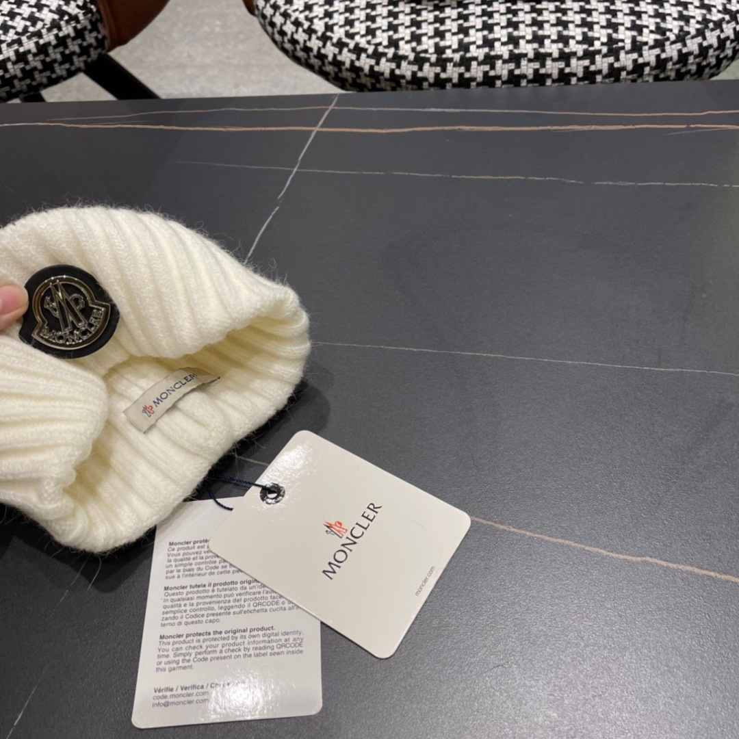 Moncler蒙口秋冬针织毛线帽
超火爆 质感一流 出街超好搭配！