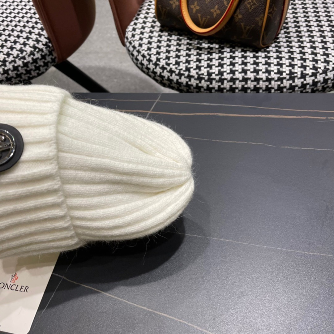 Moncler蒙口秋冬针织毛线帽
超火爆 质感一流 出街超好搭配！