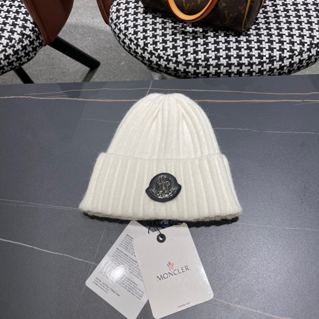 Moncler蒙口秋冬针织毛线帽
超火爆 质感一流 出街超好搭配！
