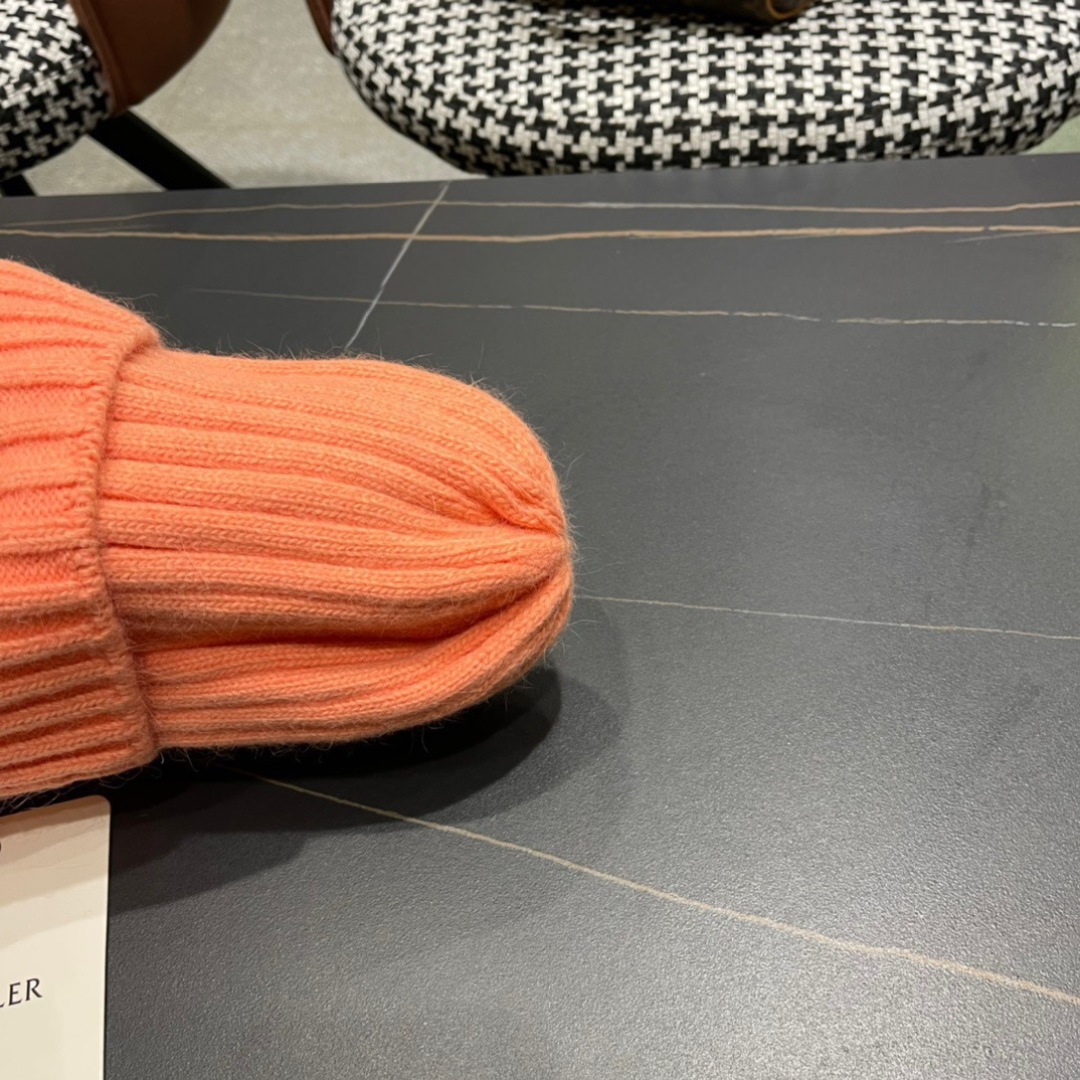  Moncler蒙口秋冬针织毛线帽
超火爆 质感一流 出街超好搭配！