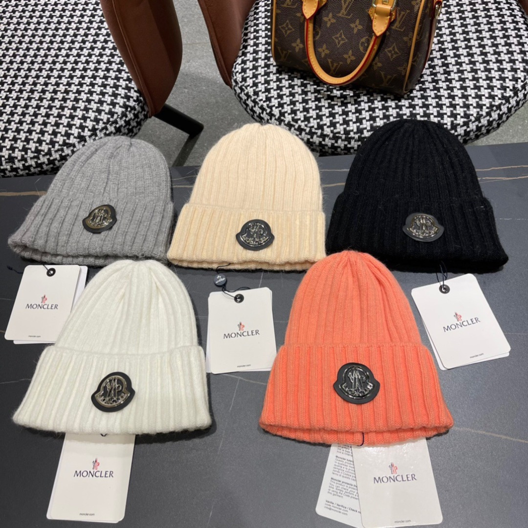 Moncler蒙口秋冬针织毛线帽
超火爆 质感一流 出街超好搭配！