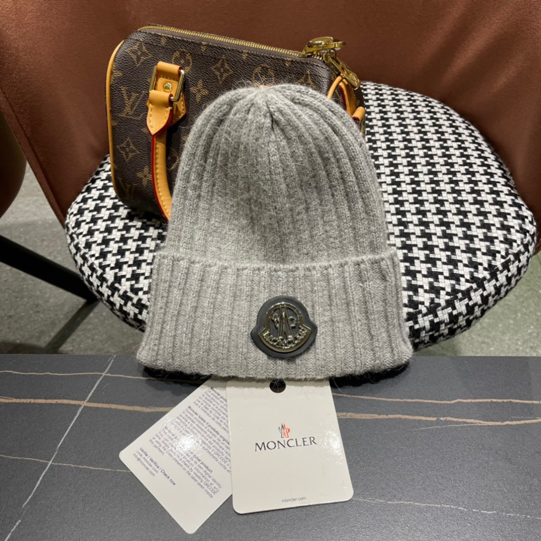  Moncler蒙口秋冬针织毛线帽
超火爆 质感一流 出街超好搭配！