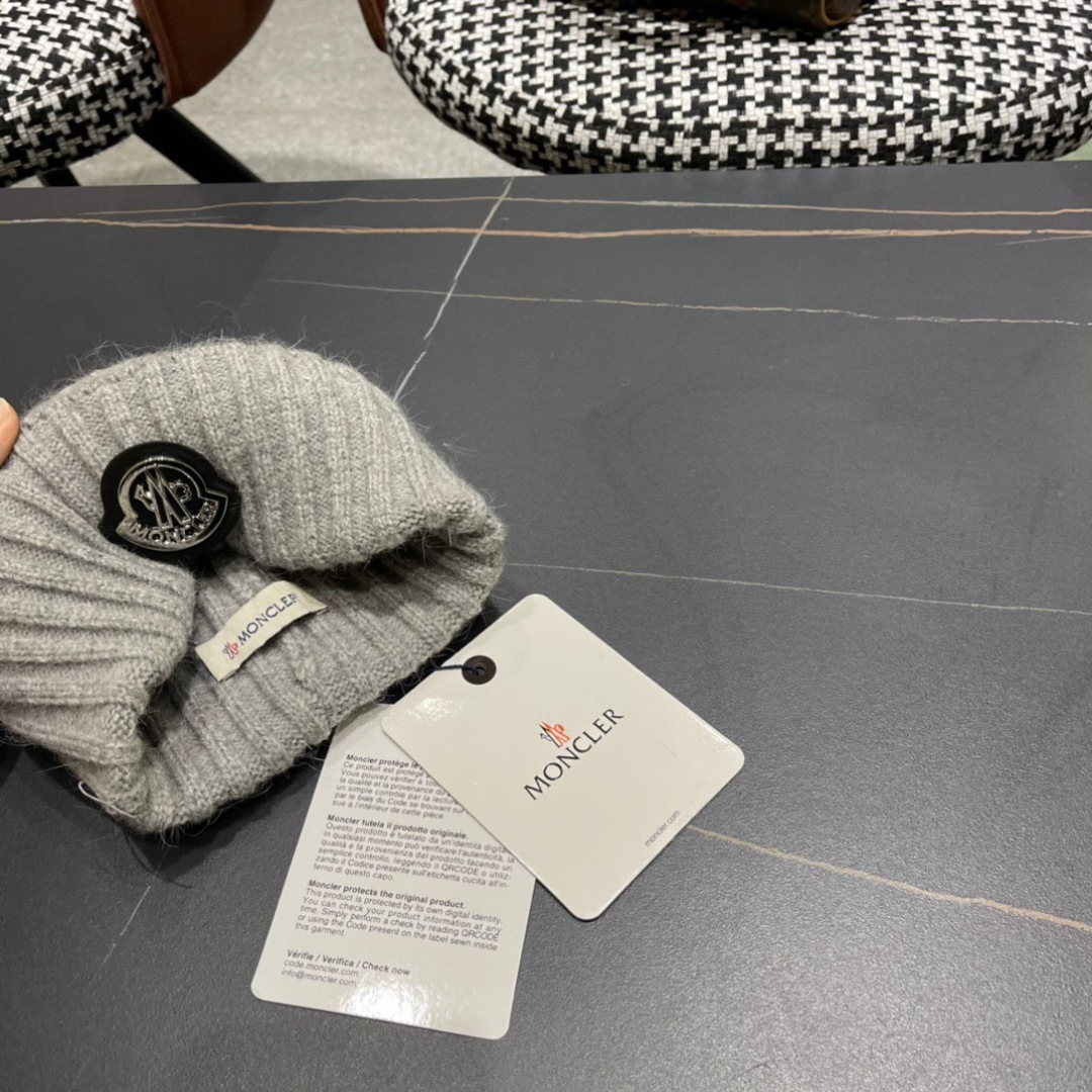  Moncler蒙口秋冬针织毛线帽
超火爆 质感一流 出街超好搭配！