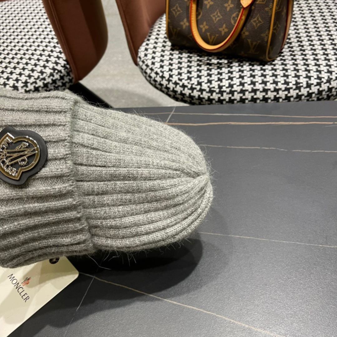  Moncler蒙口秋冬针织毛线帽
超火爆 质感一流 出街超好搭配！