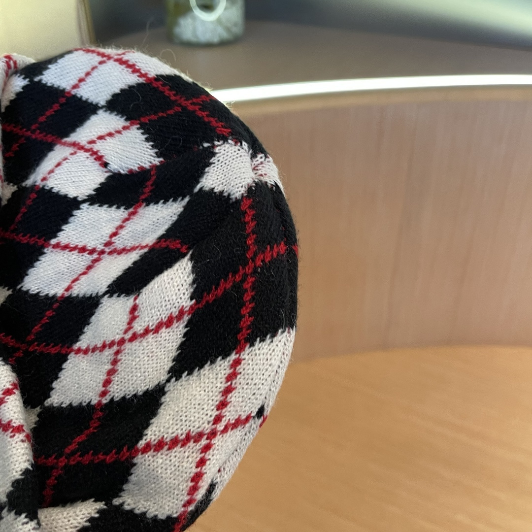  Chanel香奈儿秋冬毛线帽，小红书爆款，手感超柔软舒适的针织线帽，弹性极佳！