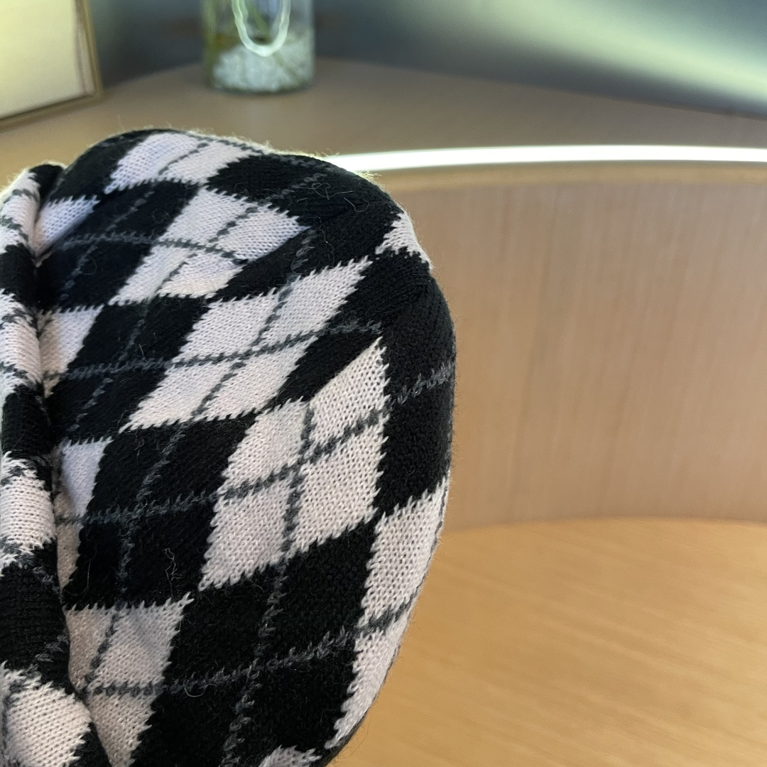  Chanel香奈儿秋冬毛线帽，小红书爆款，手感超柔软舒适的针织线帽，弹性极佳！