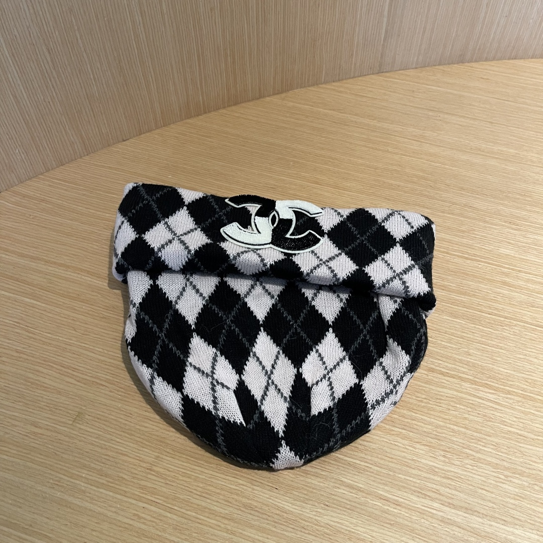  Chanel香奈儿秋冬毛线帽，小红书爆款，手感超柔软舒适的针织线帽，弹性极佳！