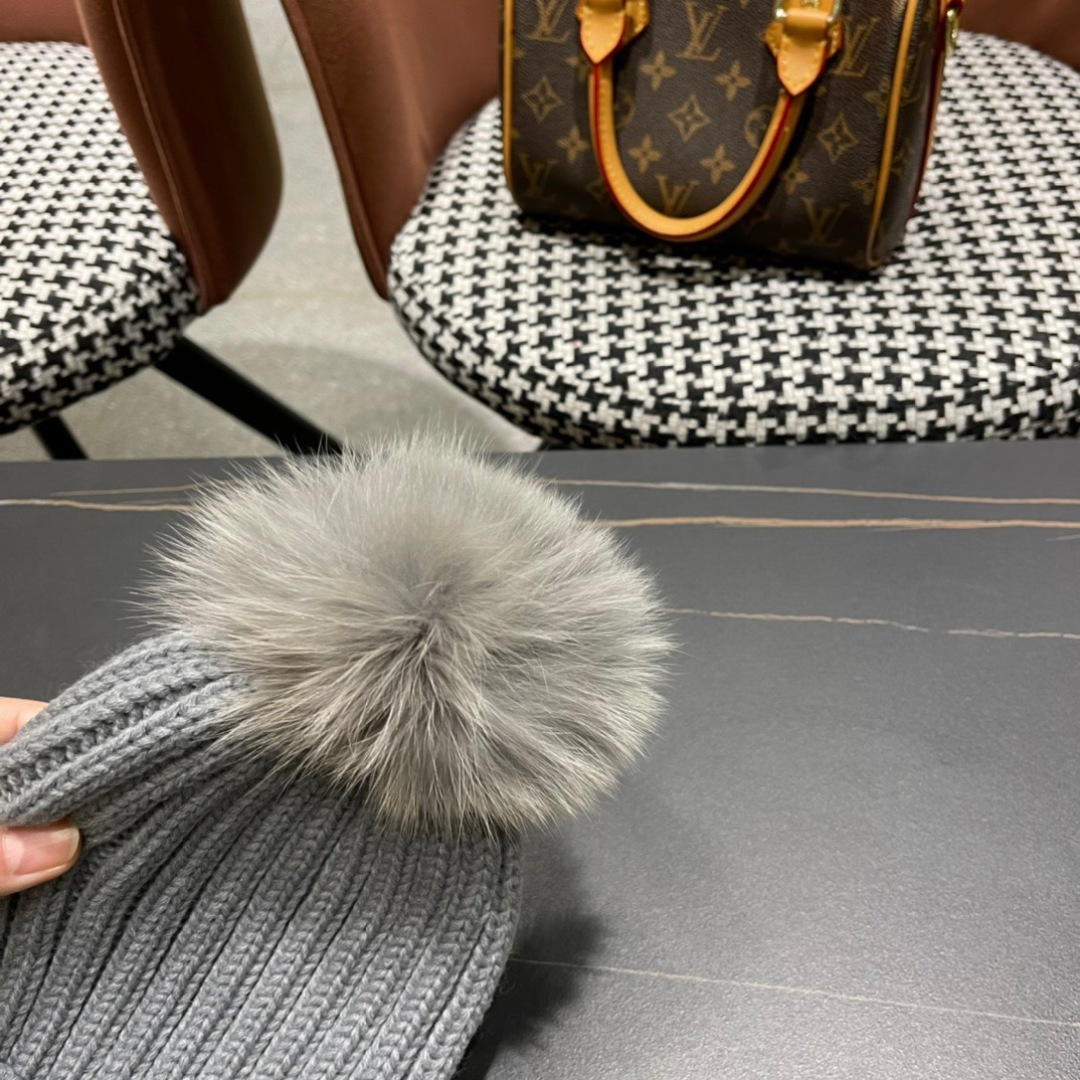   GUCCI古奇 2025时尚法式羊毛狐狸毛球毛球帽子女冬季保暖针织帽潮条纹毛线帽