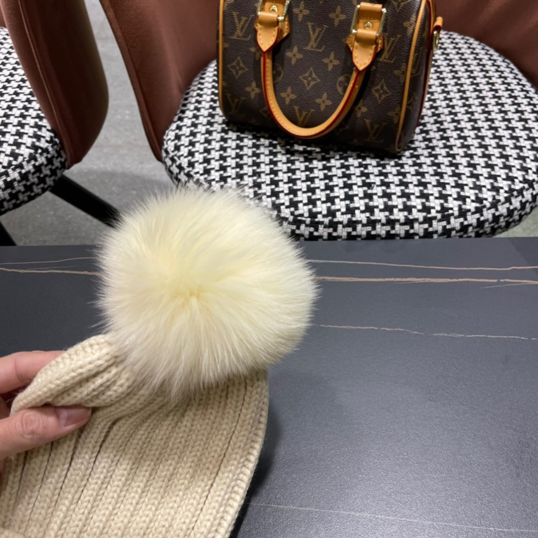   GUCCI古奇 2025时尚法式羊毛狐狸毛球毛球帽子女冬季保暖针织帽潮条纹毛线帽