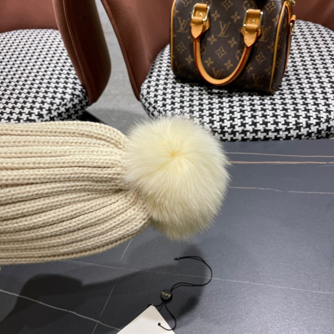   GUCCI古奇 2025时尚法式羊毛狐狸毛球毛球帽子女冬季保暖针织帽潮条纹毛线帽