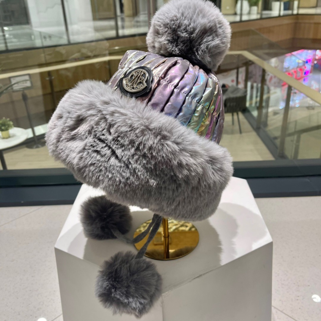  🧢蒙口Moncler👒白色冬季雪地毛线帽女毛球护耳毛茸茸雷锋帽保暖加绒防风滑雪帽潮 🧢蒙口Moncle