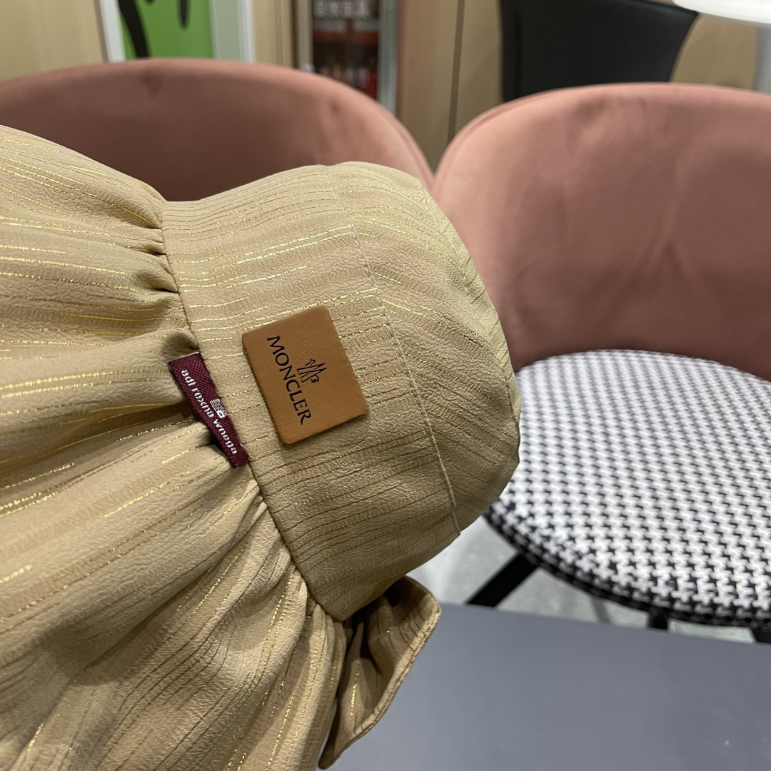  蒙囗MONCLER2025新款帽子纯色彩胶蝴蝶结渔夫帽户外防紫
外线太阳帽夏季遮阳帽