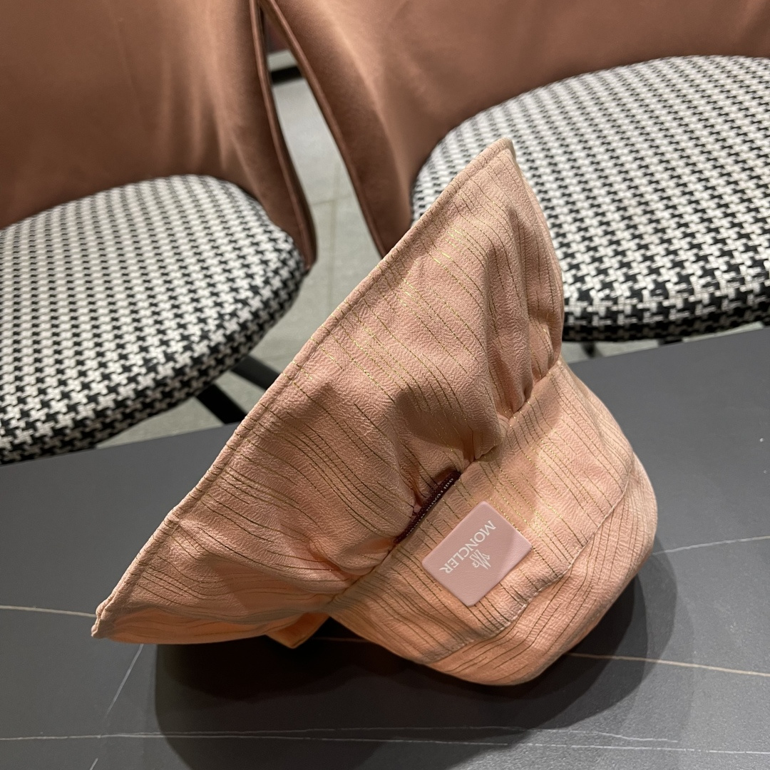  蒙囗MONCLER2025新款帽子纯色彩胶蝴蝶结渔夫帽户外防紫
外线太阳帽夏季遮阳帽