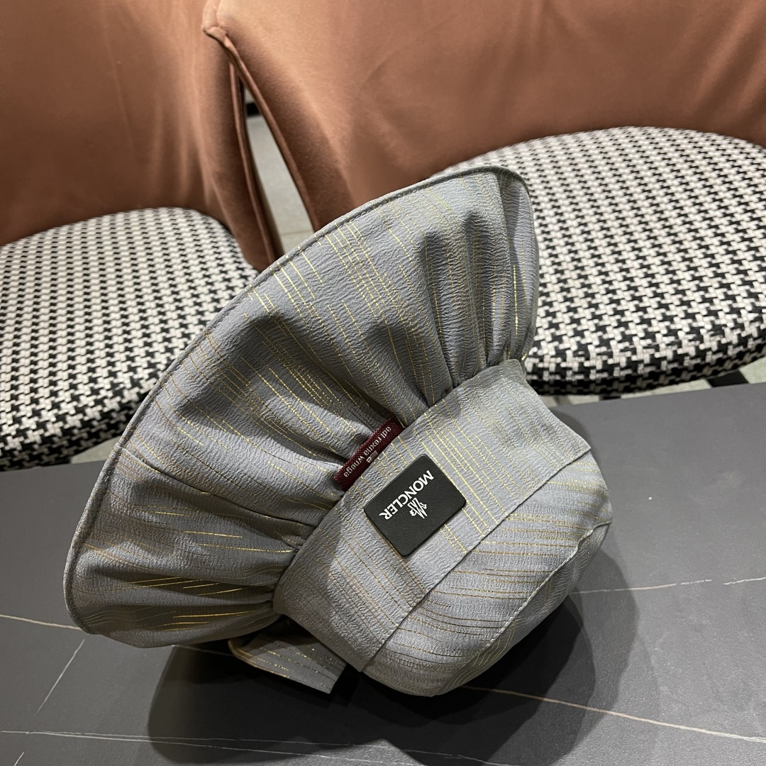  蒙囗MONCLER 2025新款帽子纯色彩胶蝴蝶结渔夫帽户外防紫
外线太阳帽夏季遮阳帽
