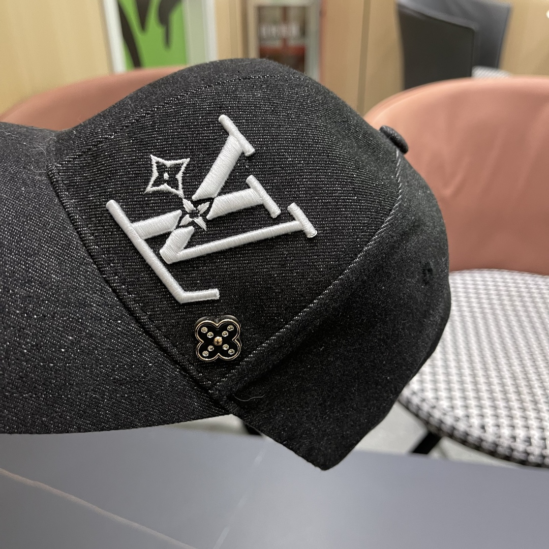  LV(路易威登)新款原单棒球帽，LV刺绣，专柜11开模订制，原版帆布面料+头层牛皮，精细刺绣！质量超赞