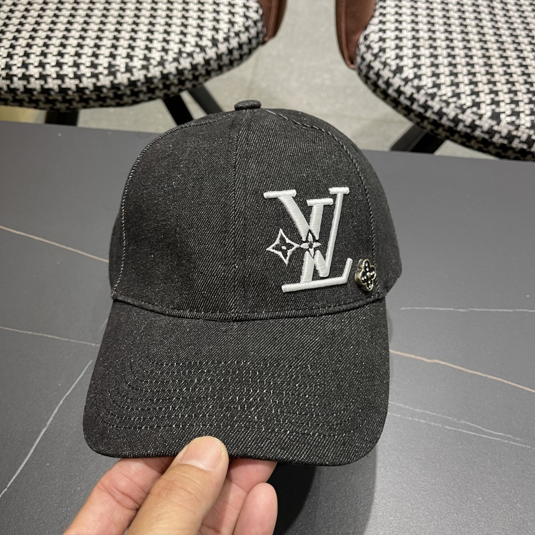  LV(路易威登)新款原单棒球帽，LV刺绣，专柜11开模订制，原版帆布面料+头层牛皮，精细刺绣！质量超赞