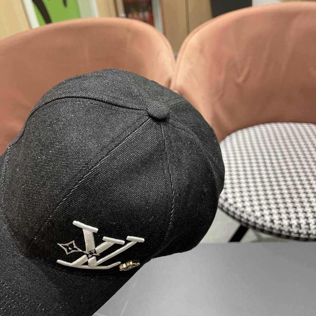  LV(路易威登)新款原单棒球帽，LV刺绣，专柜11开模订制，原版帆布面料+头层牛皮，精细刺绣！质量超赞