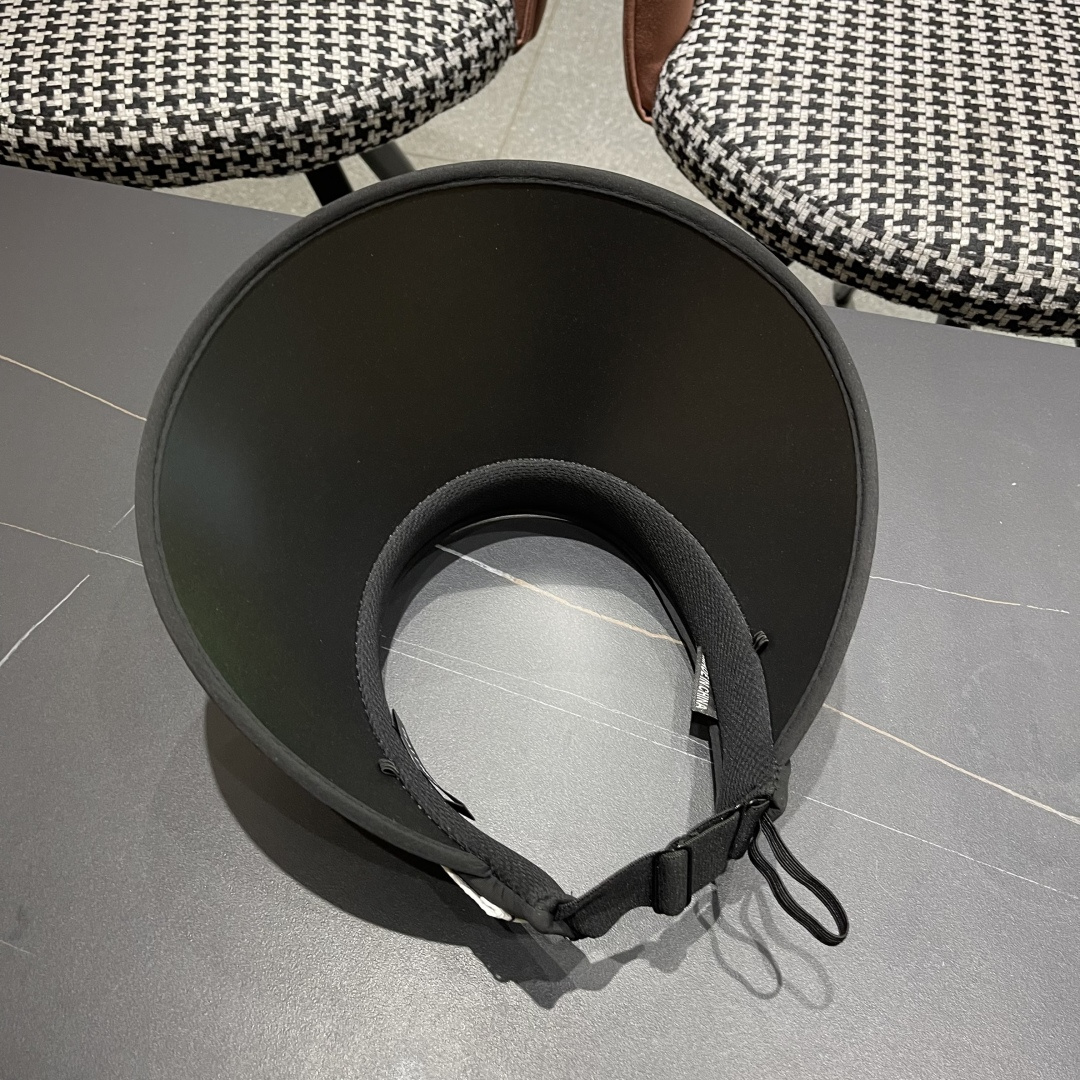  BALENCIAGA巴黎世家2025新款防晒帽子女款防紫外线萎形格空顶
太阳冰丝夏天骑车遮阳帽