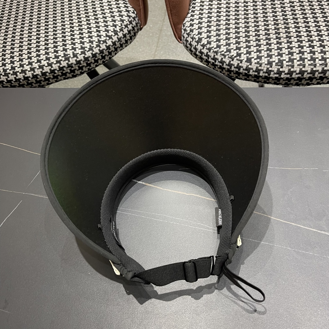  BALENCIAGA巴黎世家2025新款防晒帽子女款防紫外线萎形格空顶
太阳冰丝夏天骑车遮阳帽