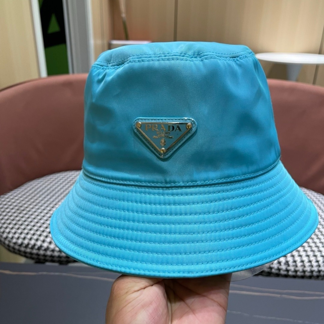  普拉达倒三角标专柜渔夫帽设计感超强，让人耳目一新头型非常好，可以修饰各种头型，实力百搭款