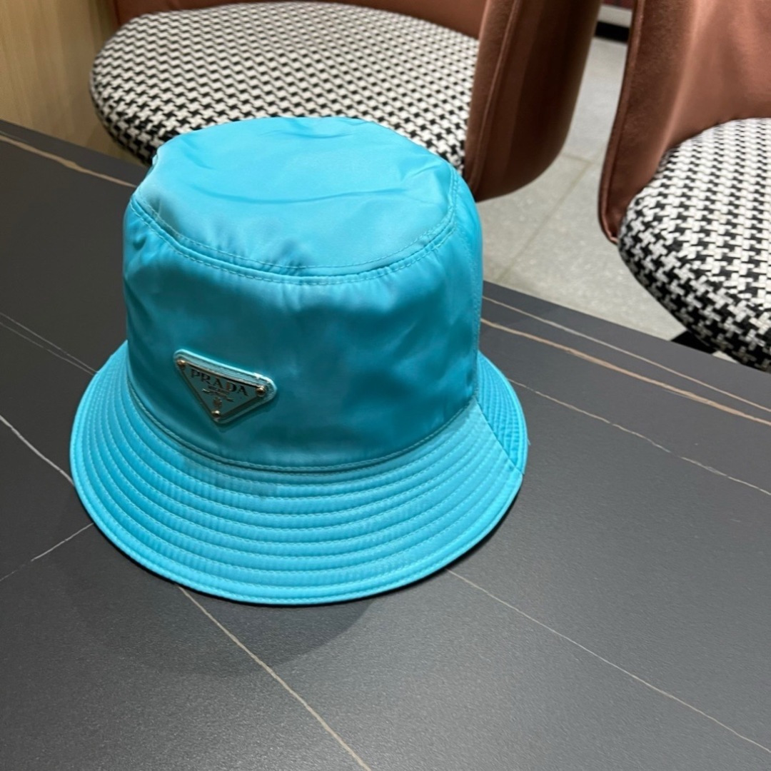  普拉达倒三角标专柜渔夫帽设计感超强，让人耳目一新头型非常好，可以修饰各种头型，实力百搭款