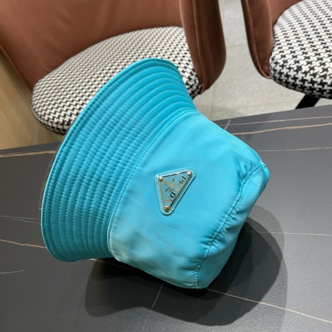  普拉达倒三角标专柜渔夫帽设计感超强，让人耳目一新头型非常好，可以修饰各种头型，实力百搭款