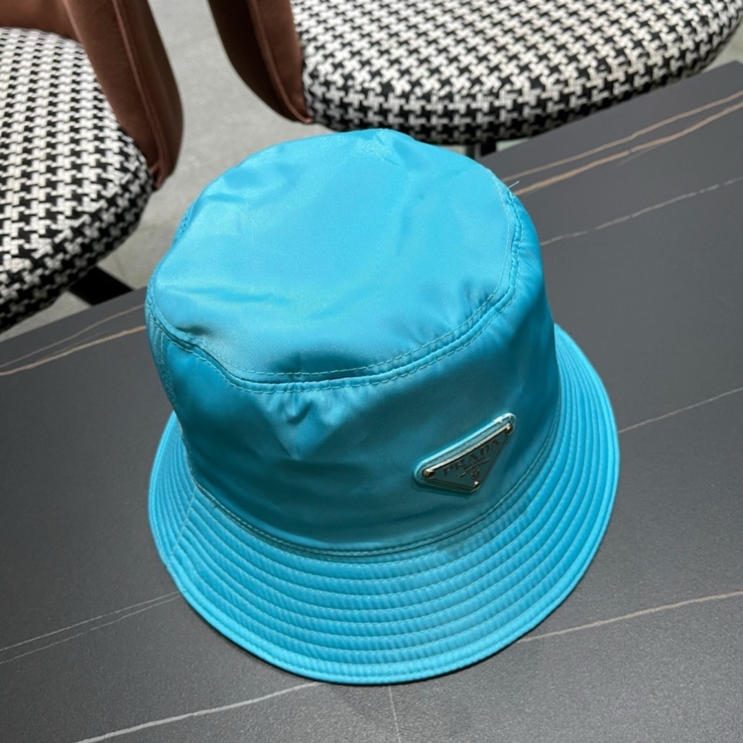  普拉达倒三角标专柜渔夫帽设计感超强，让人耳目一新头型非常好，可以修饰各种头型，实力百搭款