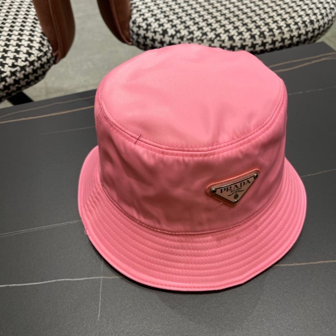  普拉达倒三角标专柜渔夫帽设计感超强，让人耳目一新头型非常好，可以修饰各种头型，实力百搭款