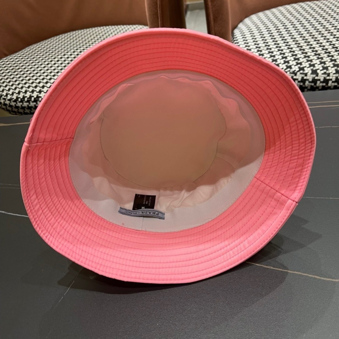  普拉达倒三角标专柜渔夫帽设计感超强，让人耳目一新头型非常好，可以修饰各种头型，实力百搭款