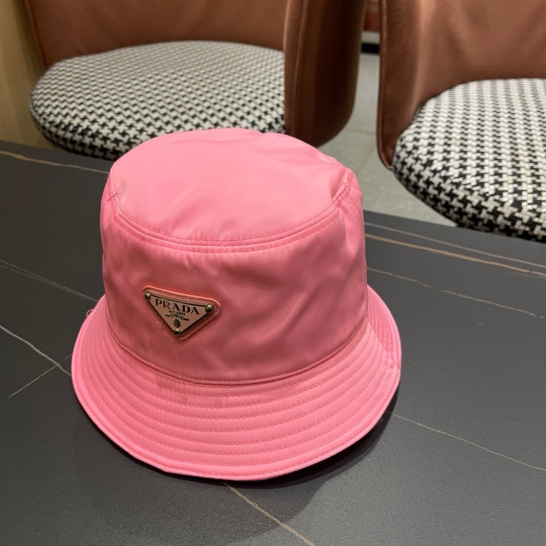  普拉达倒三角标专柜渔夫帽设计感超强，让人耳目一新头型非常好，可以修饰各种头型，实力百搭款