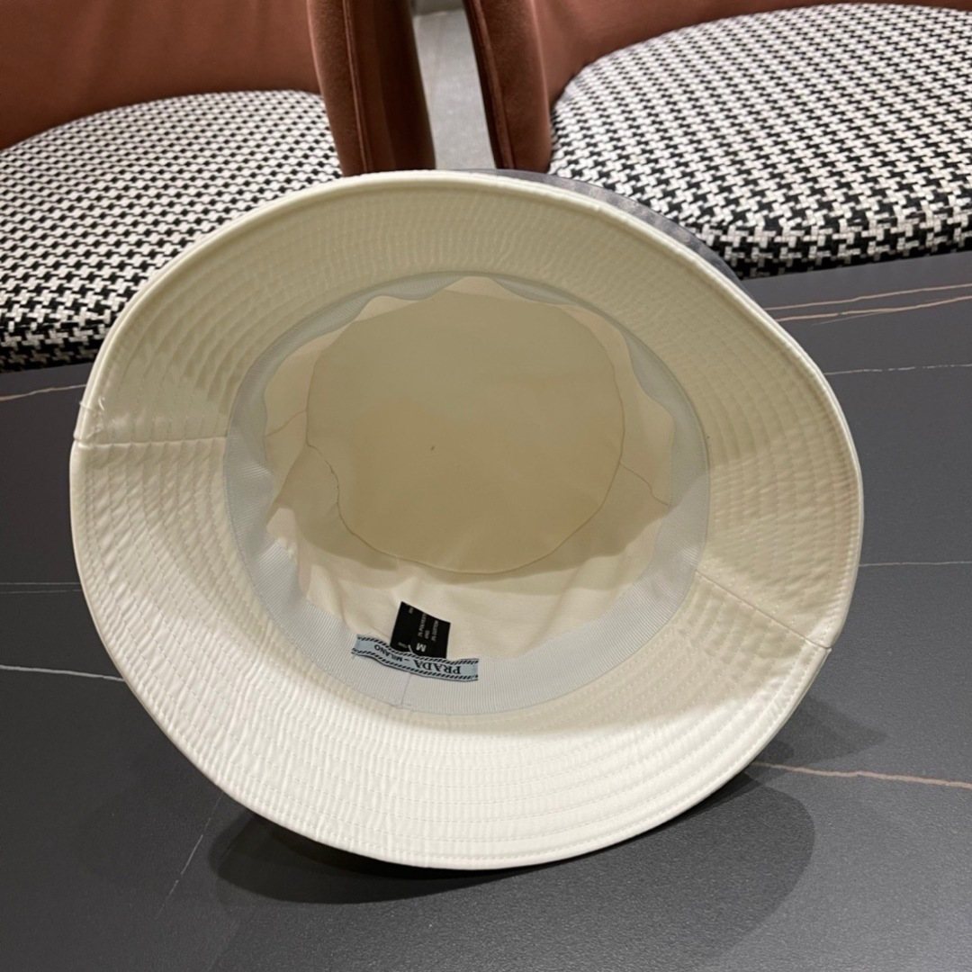  普拉达倒三角标专柜渔夫帽设计感超强，让人耳目一新头型非常好，可以修饰各种头型，实力百搭款