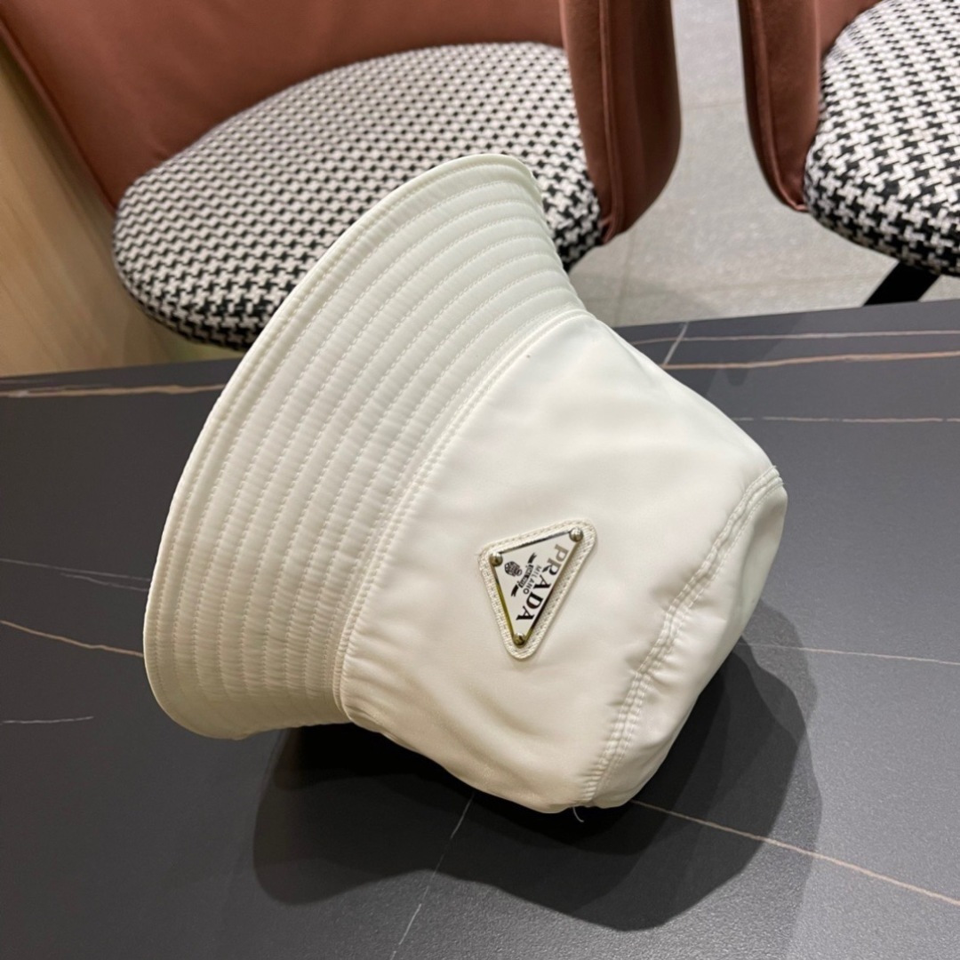  普拉达倒三角标专柜渔夫帽设计感超强，让人耳目一新头型非常好，可以修饰各种头型，实力百搭款