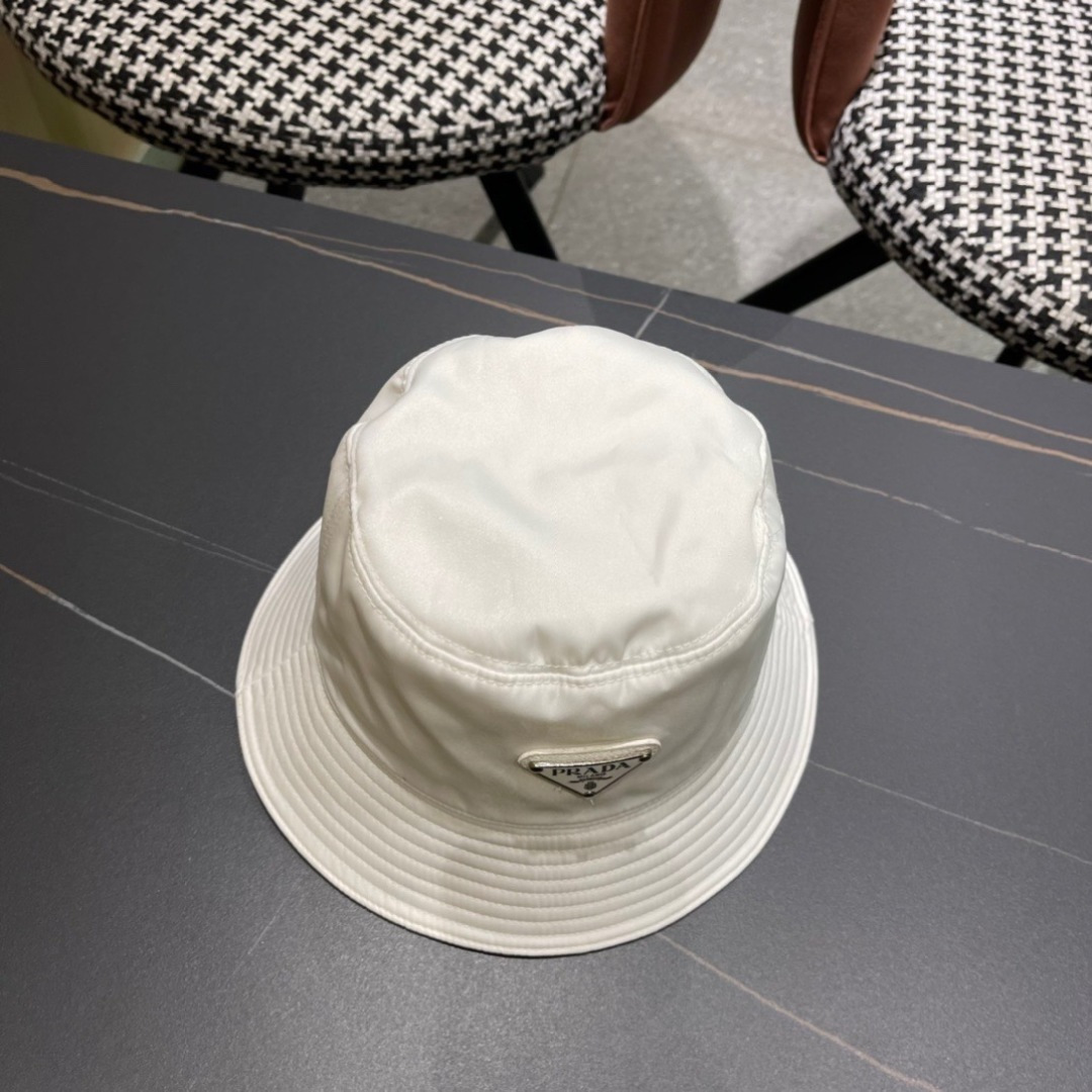  普拉达倒三角标专柜渔夫帽设计感超强，让人耳目一新头型非常好，可以修饰各种头型，实力百搭款