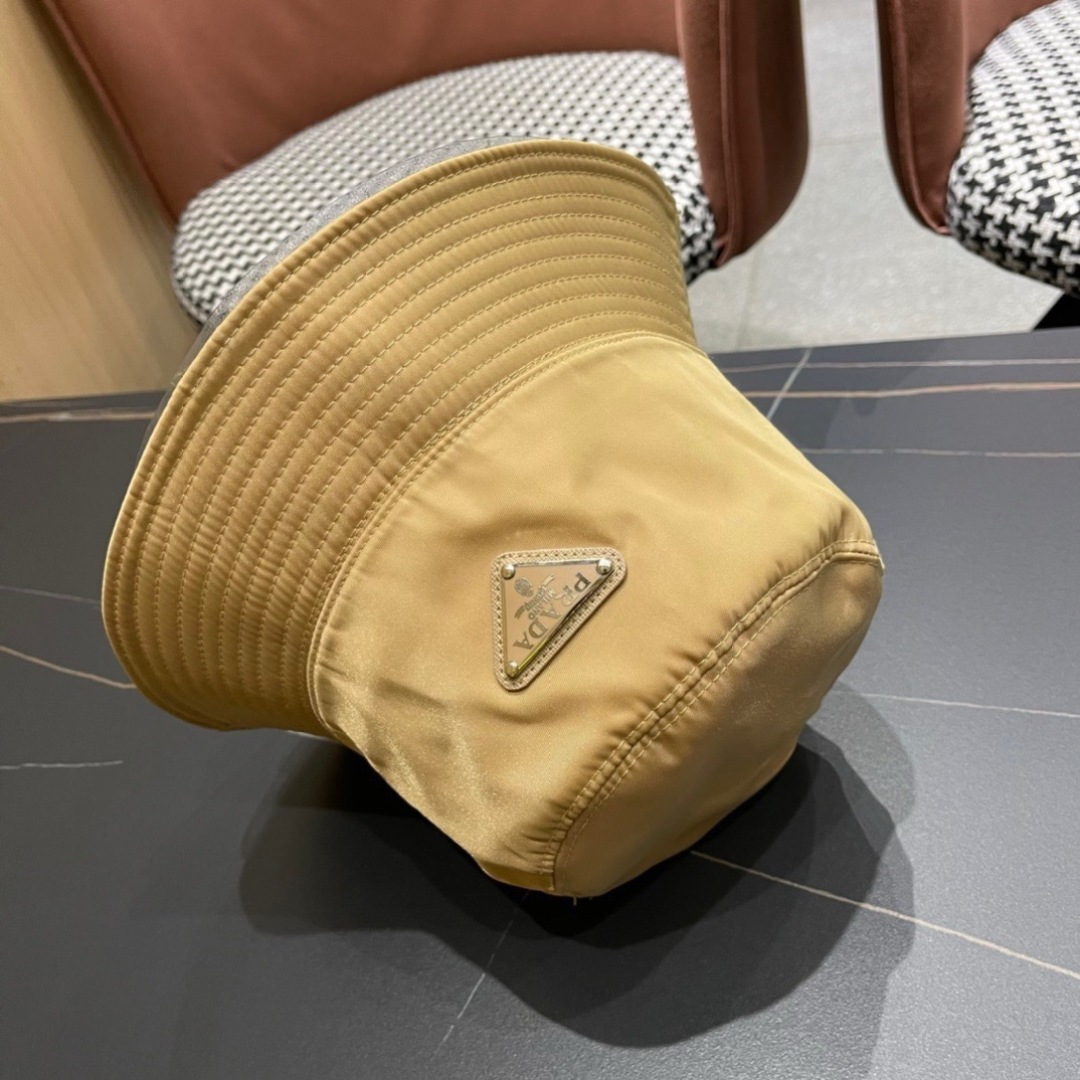  普拉达倒三角标专柜渔夫帽设计感超强，让人耳目一新头型非常好，可以修饰各种头型，实力百搭款