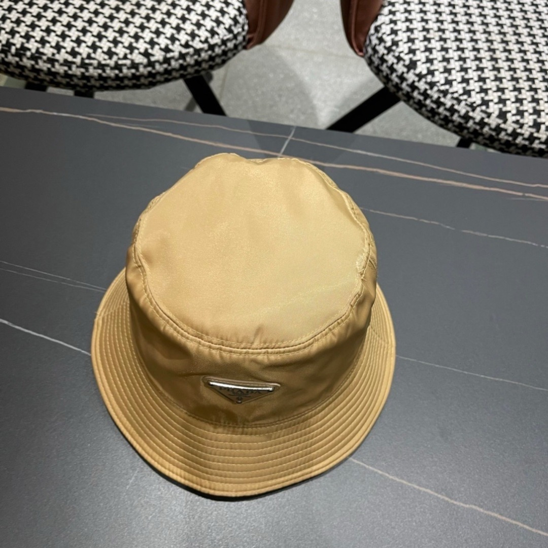  普拉达倒三角标专柜渔夫帽设计感超强，让人耳目一新头型非常好，可以修饰各种头型，实力百搭款