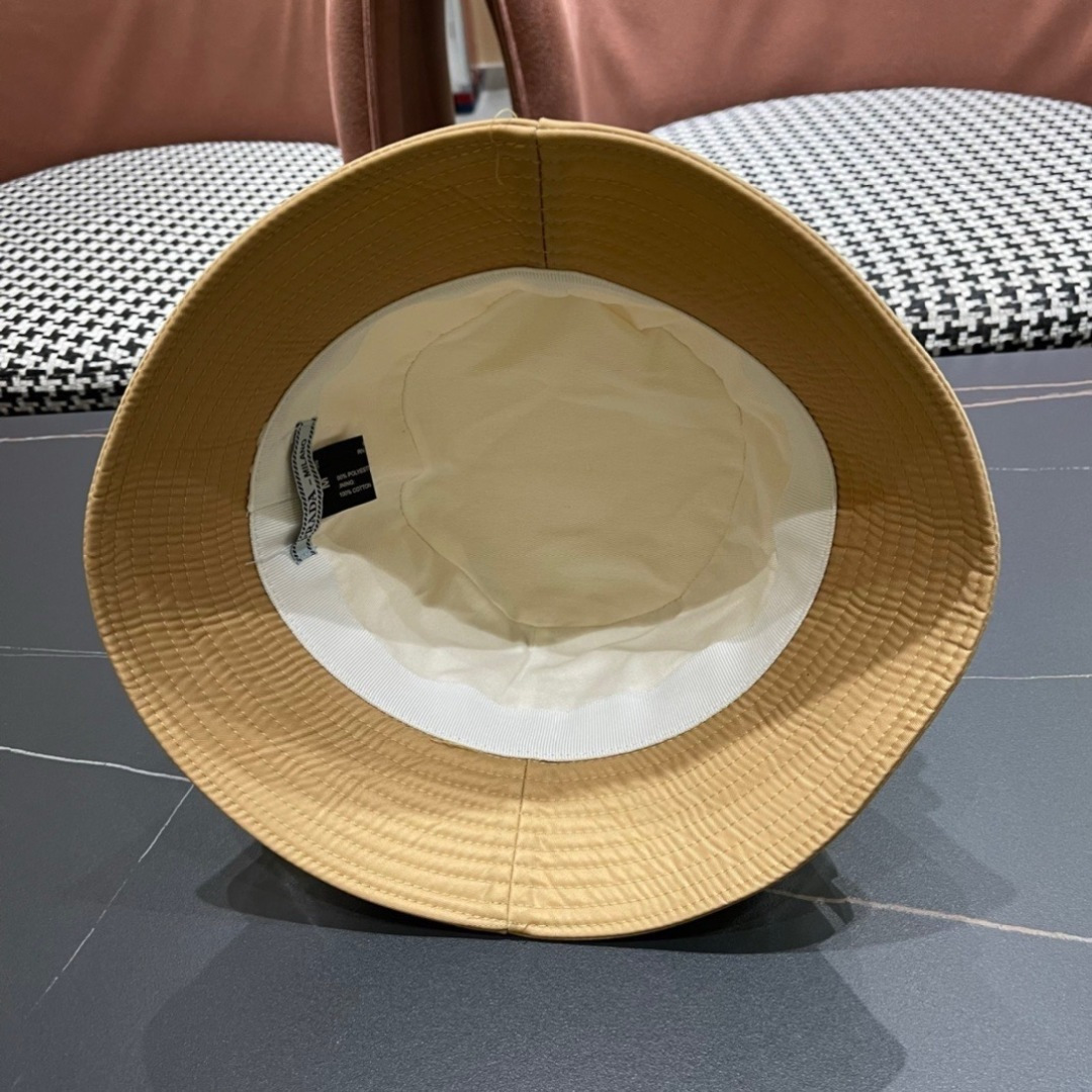  普拉达倒三角标专柜渔夫帽设计感超强，让人耳目一新头型非常好，可以修饰各种头型，实力百搭款