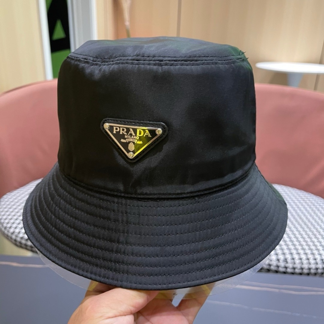  普拉达倒三角标专柜渔夫帽设计感超强，让人耳目一新头型非常好，可以修饰各种头型，实力百搭款