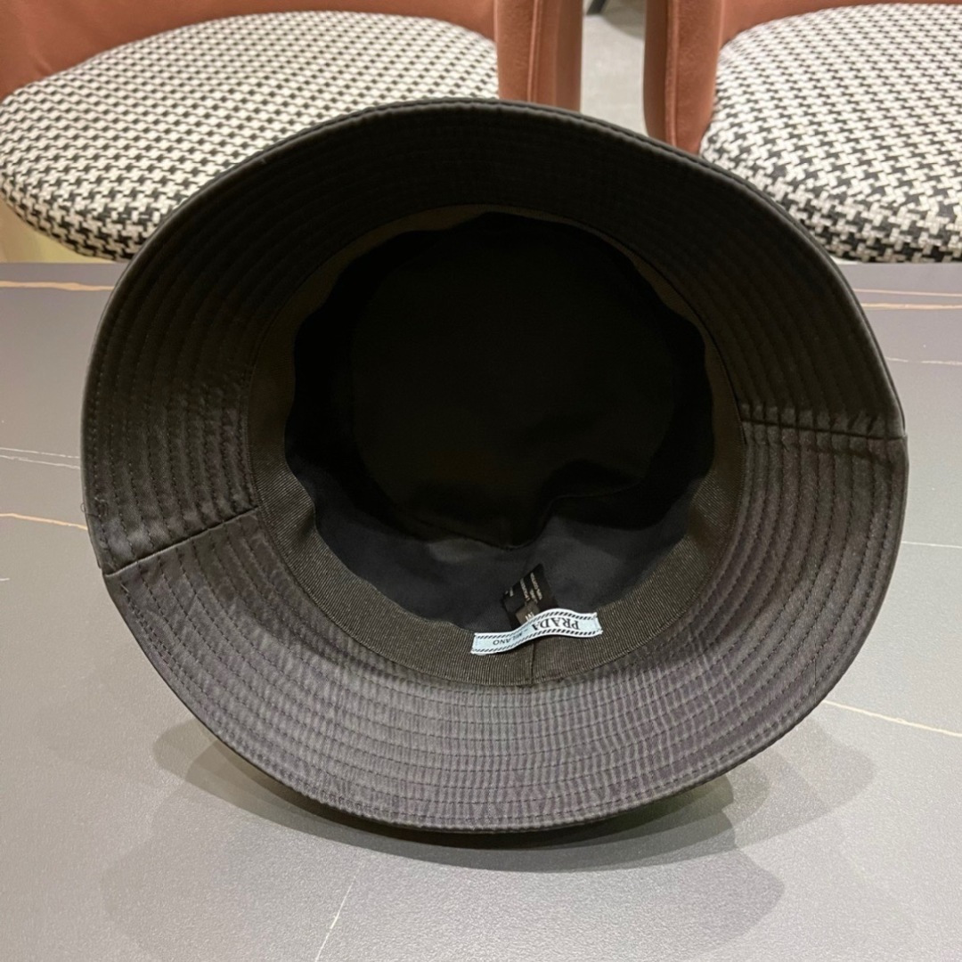  普拉达倒三角标专柜渔夫帽设计感超强，让人耳目一新头型非常好，可以修饰各种头型，实力百搭款