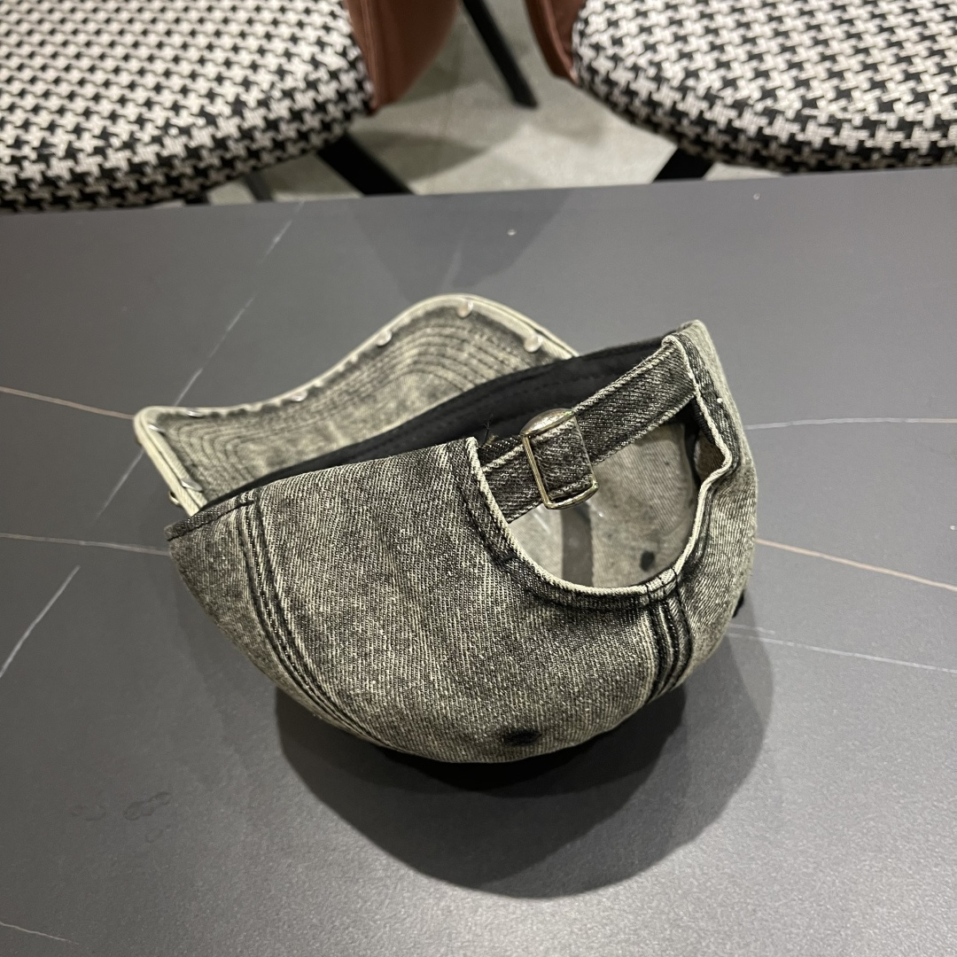 克罗心🆕春款牛仔面料棒球帽，个性时尚款
经典十字架标志，休闲带点酷酷的感觉，中性款
男女同款！多种色系，