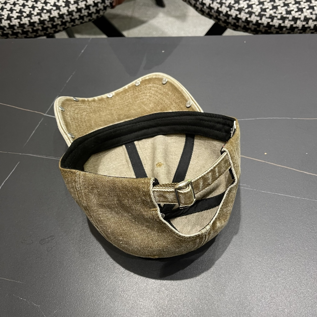 克罗心🆕春款牛仔面料棒球帽，个性时尚款
经典十字架标志，休闲带点酷酷的感觉，中性款
男女同款！多种色系，