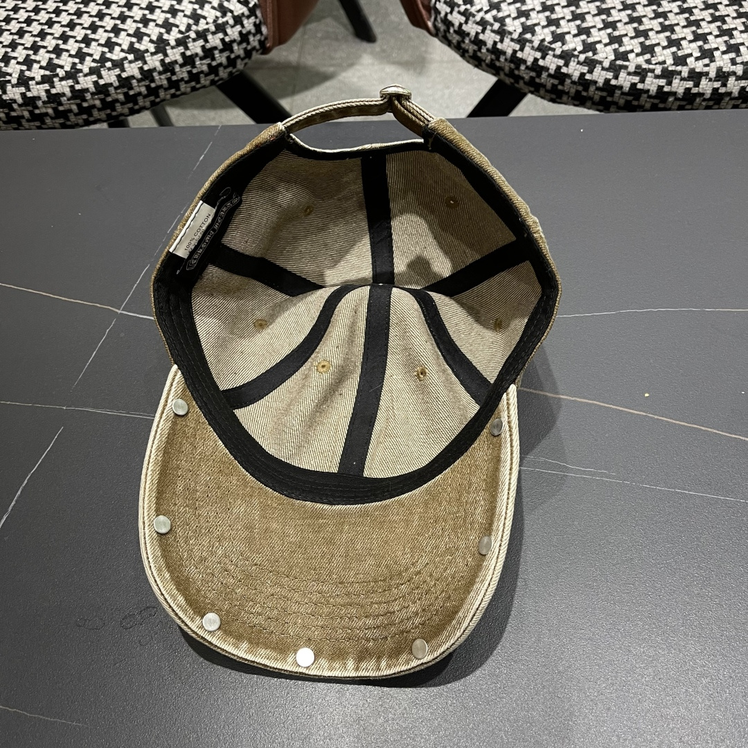 克罗心🆕春款牛仔面料棒球帽，个性时尚款
经典十字架标志，休闲带点酷酷的感觉，中性款
男女同款！多种色系，