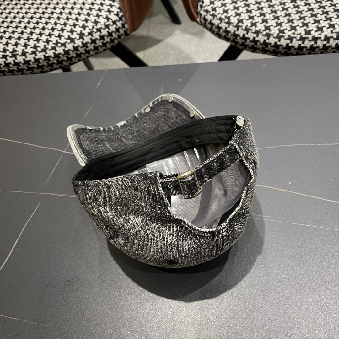 克罗心🆕春款牛仔面料棒球帽，个性时尚款
经典十字架标志，休闲带点酷酷的感觉，中性款
男女同款！多种色系，