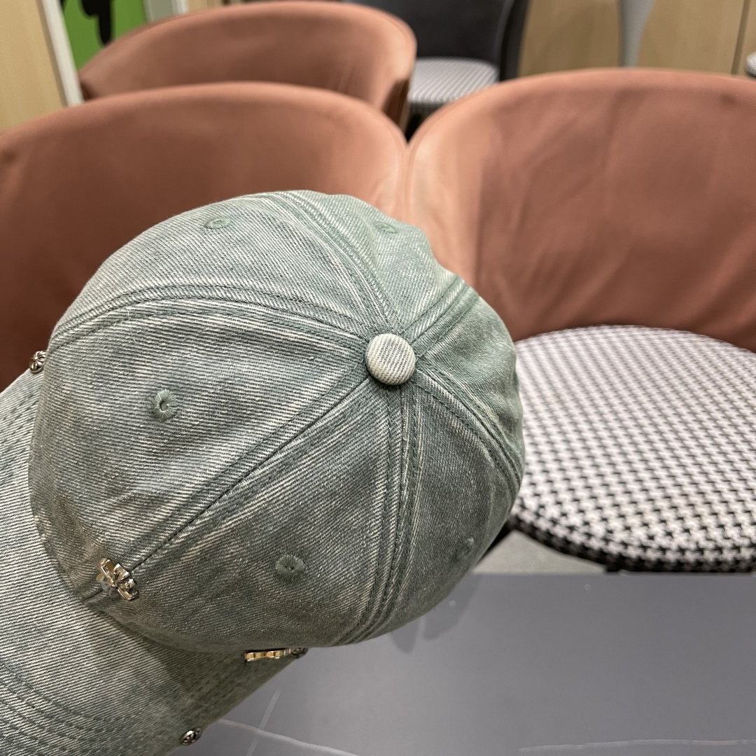 克罗心🆕春款牛仔面料棒球帽，个性时尚款
经典十字架标志，休闲带点酷酷的感觉，中性款
男女同款！多种色系，