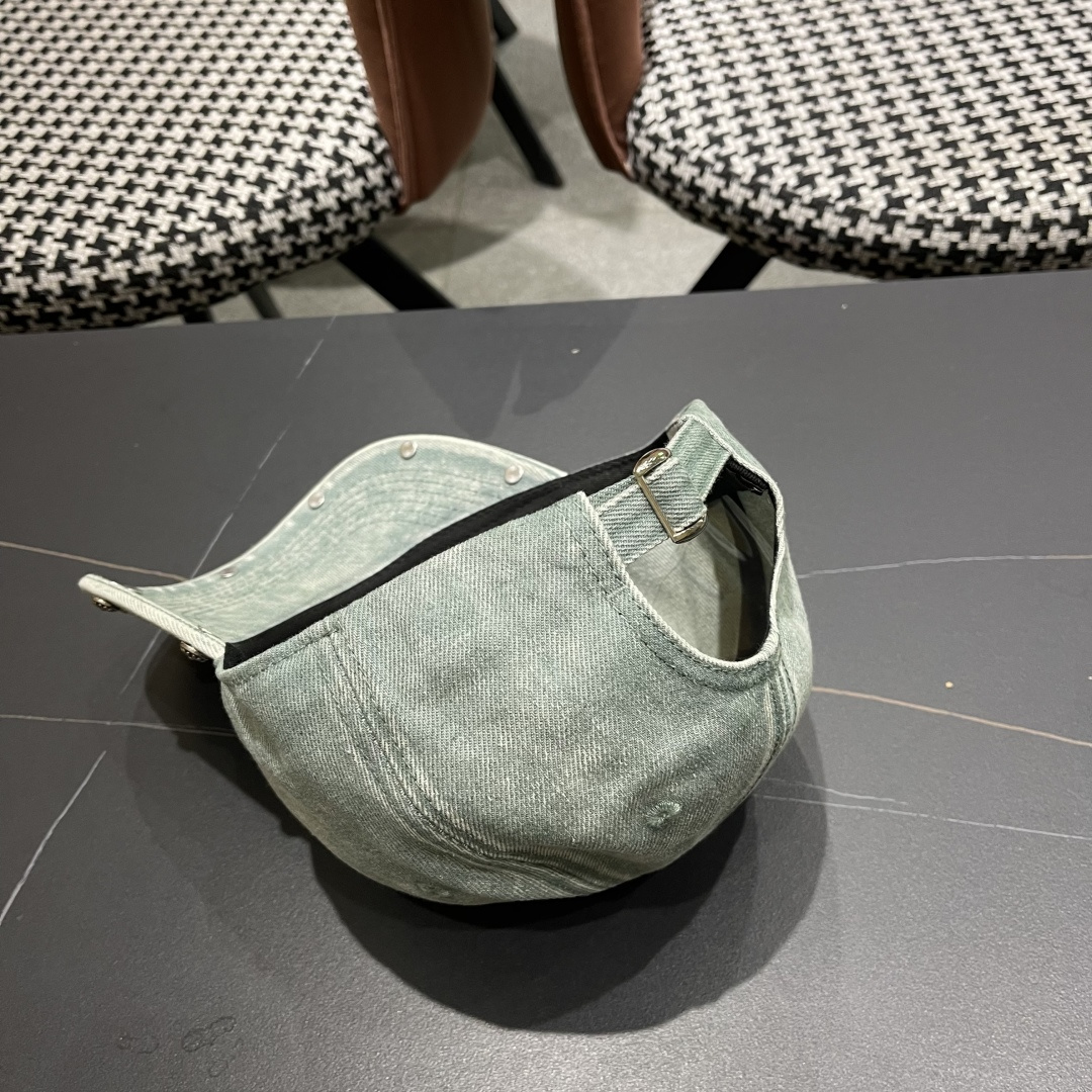 克罗心🆕春款牛仔面料棒球帽，个性时尚款
经典十字架标志，休闲带点酷酷的感觉，中性款
男女同款！多种色系，