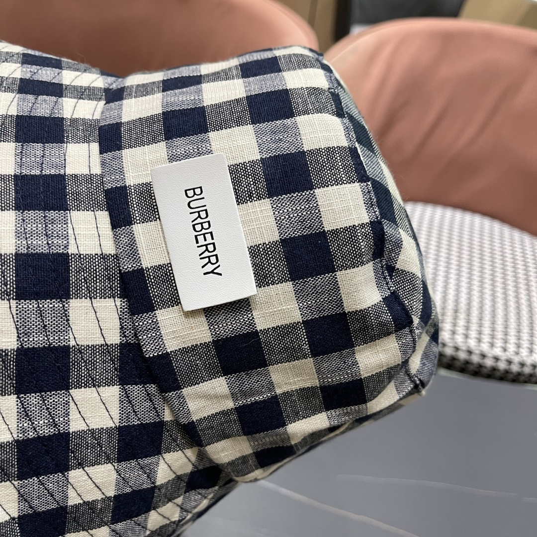  巴宝莉2025春夏新款渔夫帽女复古格子日系百搭遮阳盆帽春
夏帽子女遮阳帽