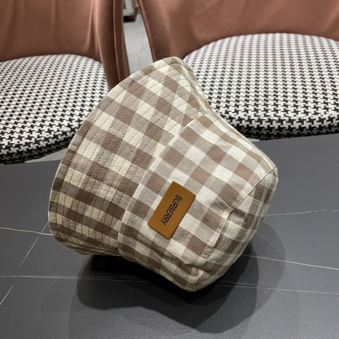  巴宝莉2025春夏新款渔夫帽女复古格子日系百搭遮阳盆帽春
夏帽子女遮阳帽