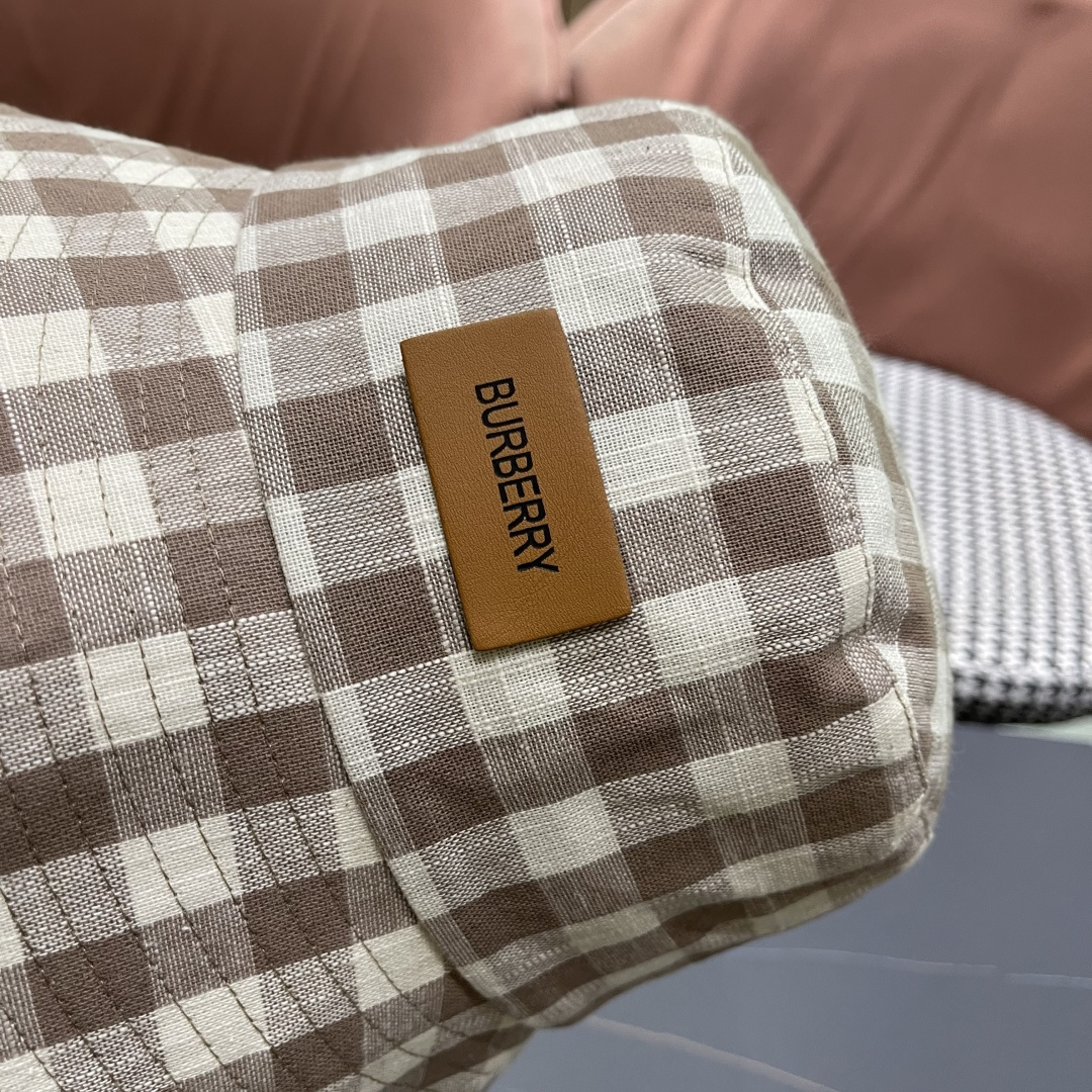  巴宝莉2025春夏新款渔夫帽女复古格子日系百搭遮阳盆帽春
夏帽子女遮阳帽