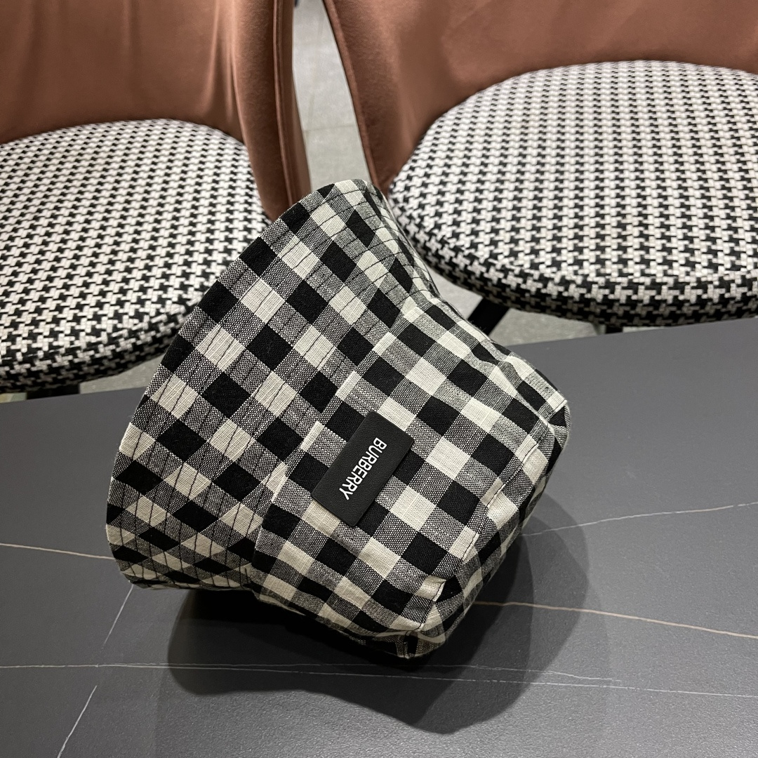  巴宝莉2025春夏新款渔夫帽女复古格子日系百搭遮阳盆帽春
夏帽子女遮阳帽