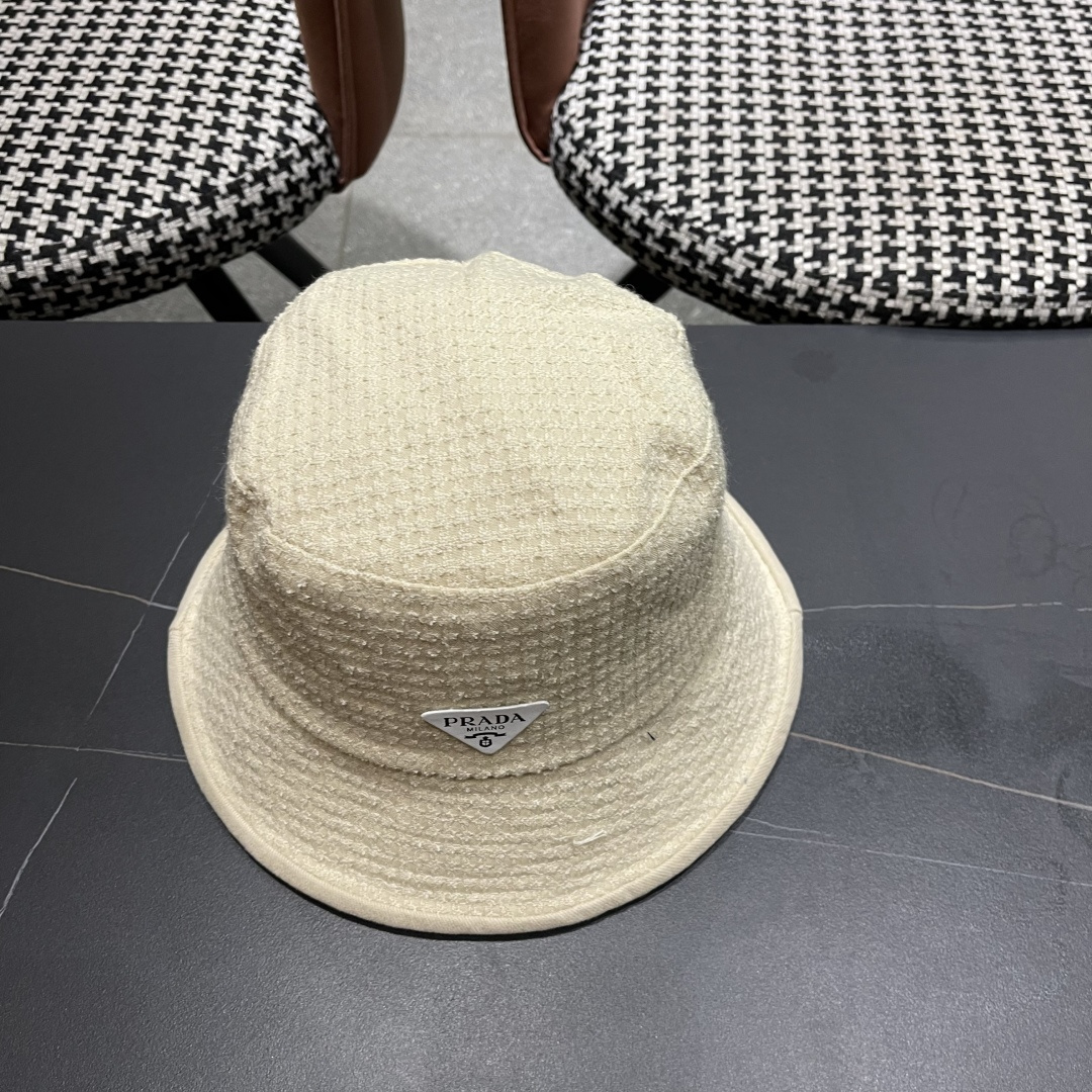 【PRADA普拉达】2025秋冬新款格纹三角标渔夫帽，出街超好搭配，赶紧入手！
