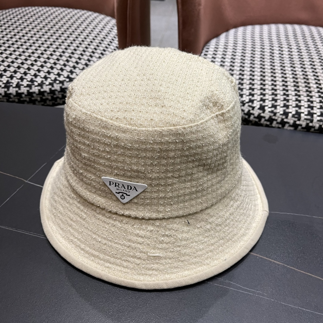 【PRADA普拉达】2025秋冬新款格纹三角标渔夫帽，出街超好搭配，赶紧入手！
